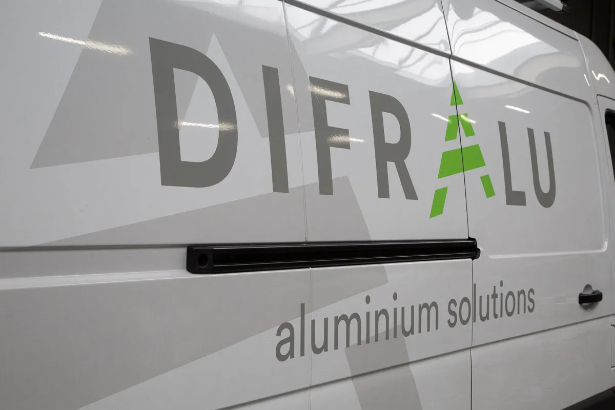 Bestelwagen van Difralu met het logo