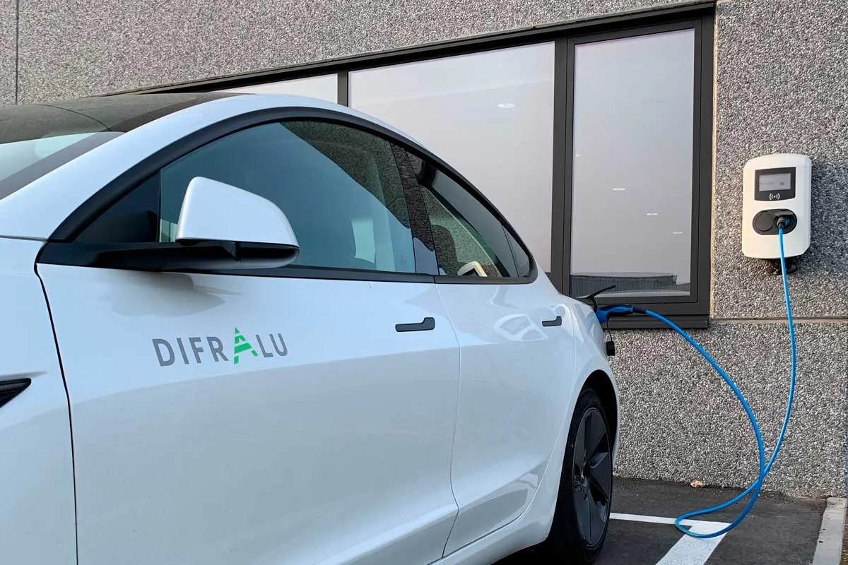 Elektrische bedrijfswagen van Difralu aan de laadpaal