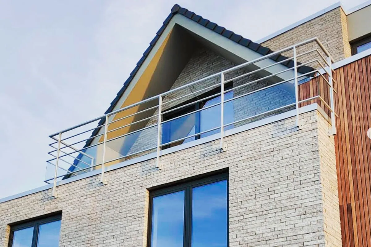 Horizontaal gelijnde balustrade van Difralu