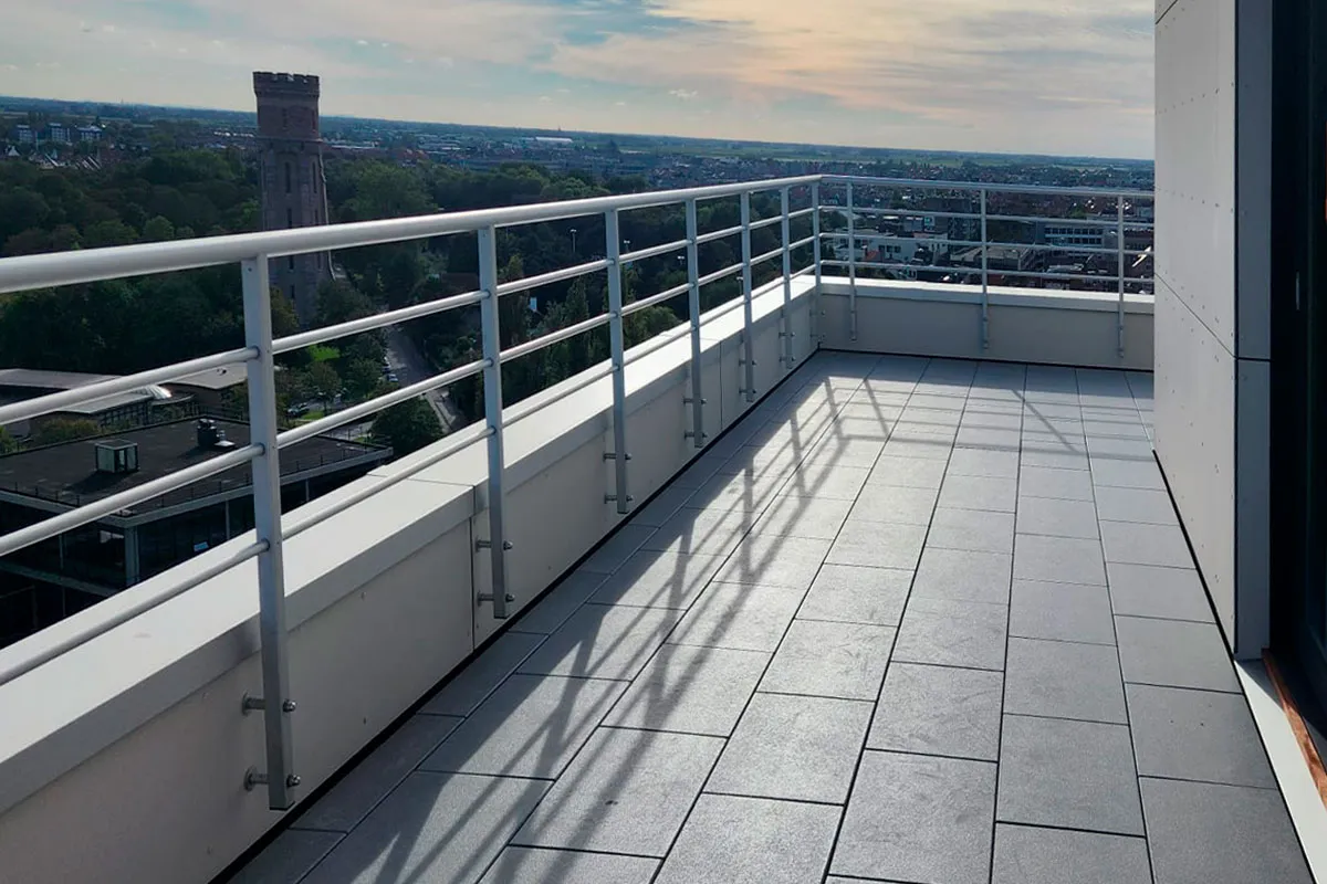 Horizontaal gelijnde balustrade, foto 1