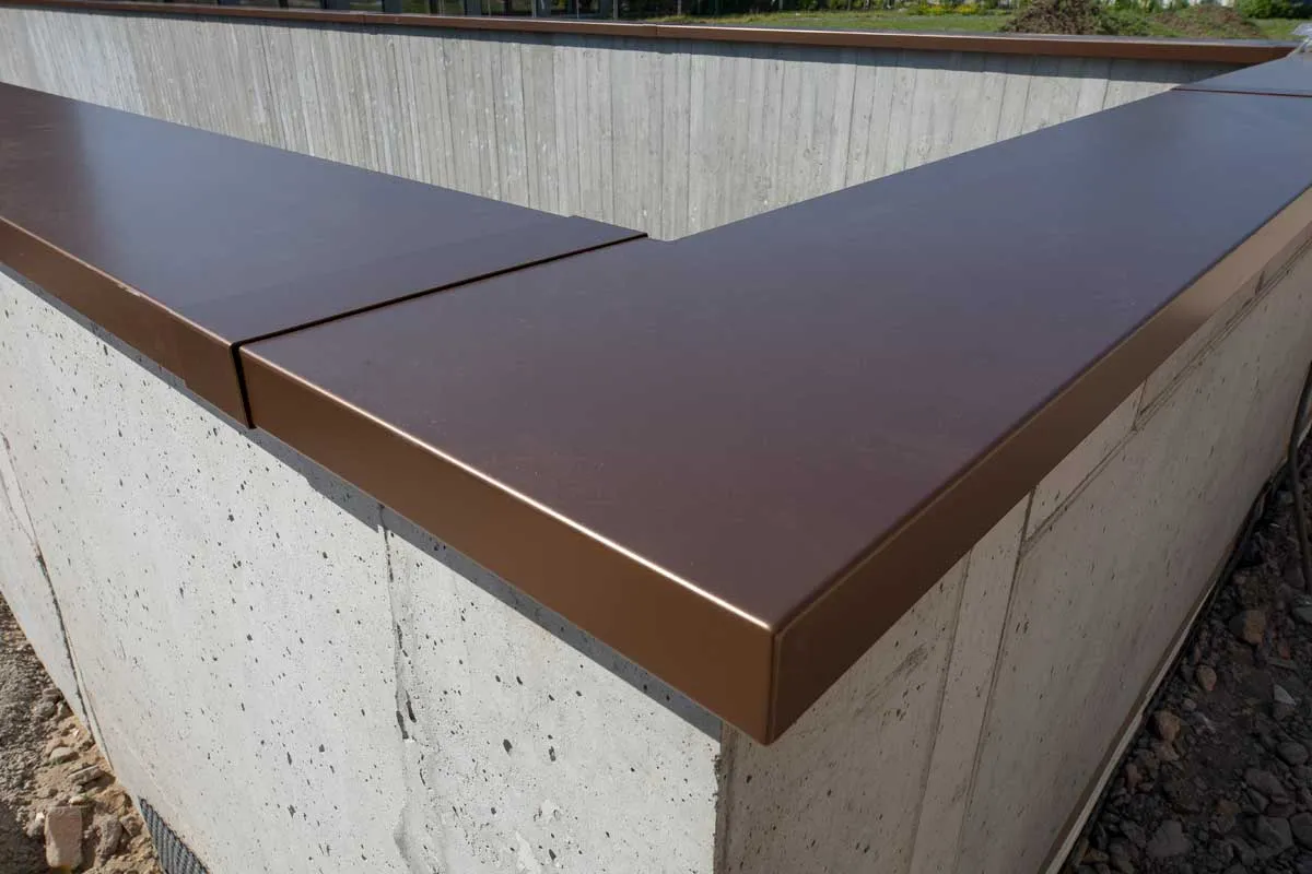 Groene aluminium muurafdekplaat met een strakke hoek, op maat geplooid door Difralu