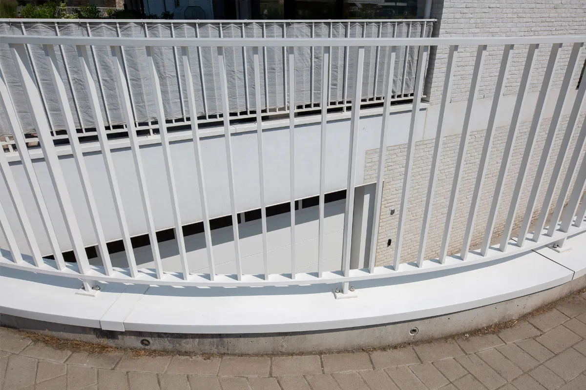 Verticaal gelijnde balustrade van Difralu