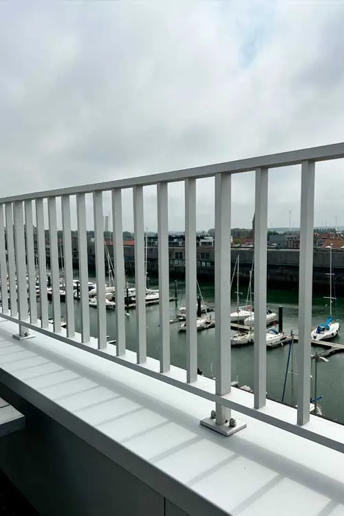 Verticaal gelijnde balustrade, foto 6